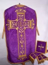 Ornement violet 1 : chasuble, étole, manipule, bourse de corporal, voile de calice