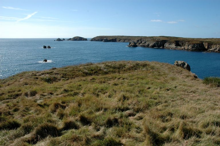 Batterie de côte (en équerre), corps de garde et magasin à poudre (détruits) de Porsguen (Ouessant)