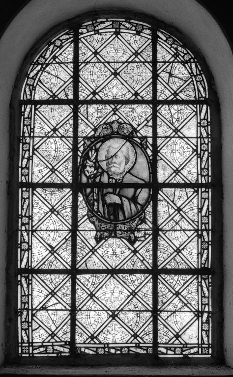 Ensemble de deux verrières à personnages de la baie 5 : Saint Joseph, et de la baie 6 : Vierge à l'Enfant, église paroissiale Saint-Pierre (Plougar)