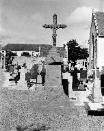 Monument aux morts de la guerre 1914-1918, dans le cimetière non étudié (Plougar)