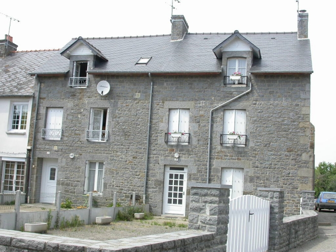 Alignement de deux maisons, 21-23 Rue du Général de Gaulle (Plerguer)