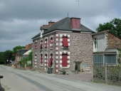 Maison à boutique, rue Louise Grignard de Montsavoie (Saint-Gonlay)