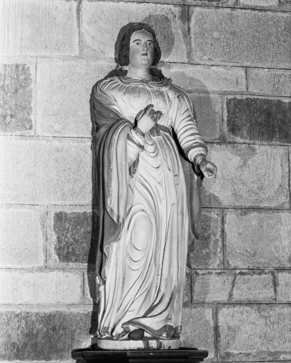 Statue de sainte non identifiée