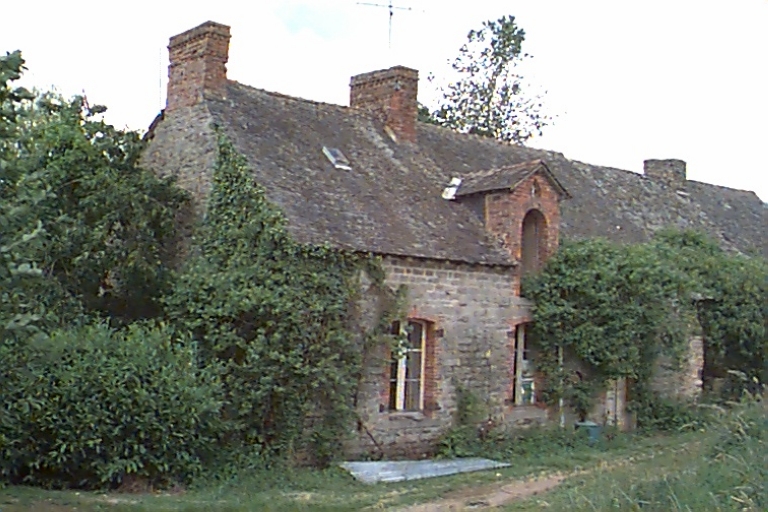 Alignement de maisons, la Haute Rivière (Livré-sur-Changeon)