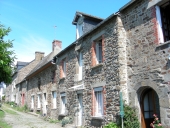 Alignement de maisons, rue de la Baie (La Gouesnière)
