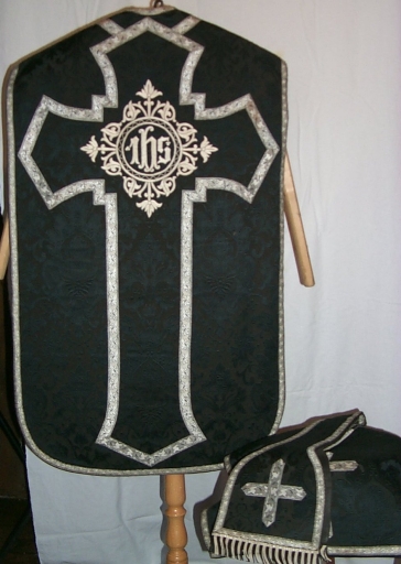 Ornement noir 7 : chasuble, étole, voile de calice