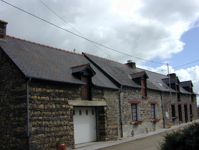 Alignement de trois maisons, la Chapelle ès Chèvres (Plélan-le-Grand)