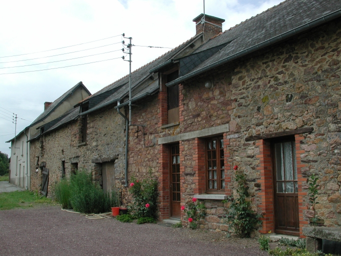 Alignement de maisons et de dépendances, la Chapelle-ès-Oresves (Talensac)