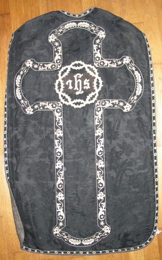 Ornement noir 2 : chasuble et manipule