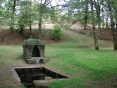Fontaine et lavoir Saint Melaine, près de la Gavenais (La Chapelle-de-Brain)