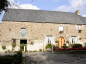 Alignement de trois maisons, 37 rue de la Grève, les Gâtines (Saint-Père-Marc-en-Poulet)