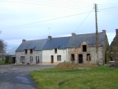Alignement de trois maisons, la Fontaine (Pipriac)