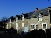Alignement de trois logis et fermes, la Croix (Saint-Léger-des-Prés)