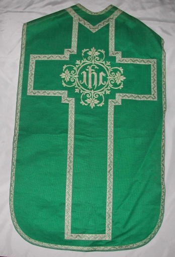 Ornement vert 1 : chasuble, étole, manipule, voile de calice, étole pastorale