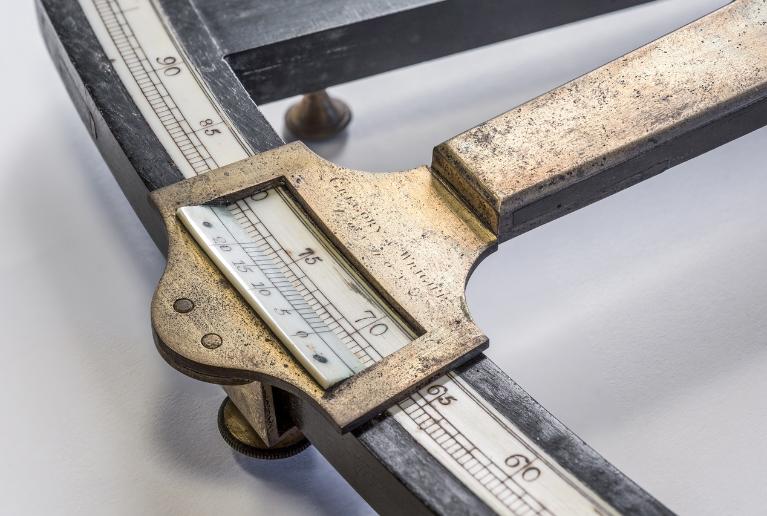 Présentation de la collection d'instruments scientifiques du lycée Émile Zola, Avenue Jean Janvier (Rennes)