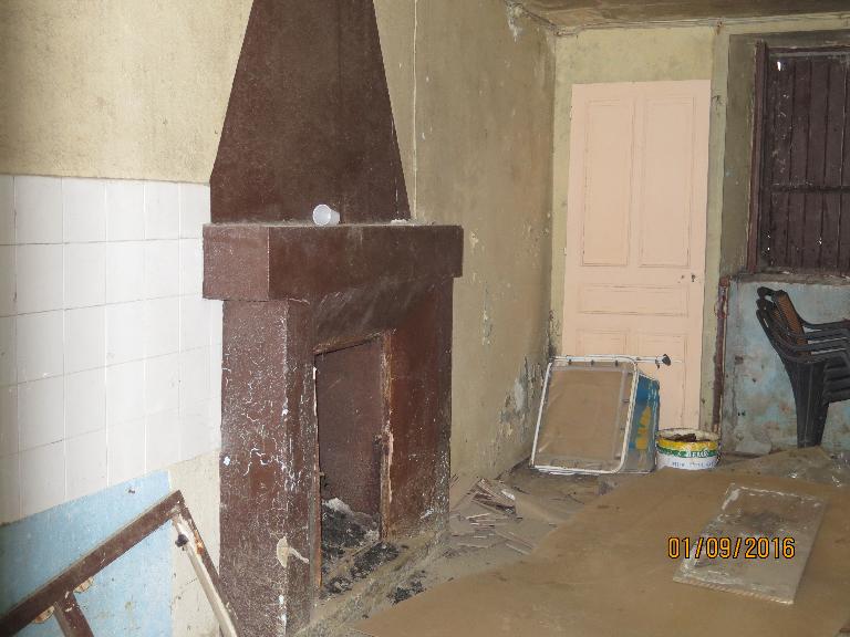 Petite cheminée du rez-de-chaussée, maison éclusière de Minazen 