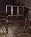 Fauteuil de célébrant et 4 tabourets d'église