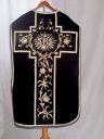Ornement noir : chasuble, bourse de corporal, étole, manipule, voile de calice