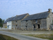 Les maisons, fermes et logis en alignement sur la commune de Maxent