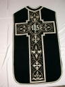 Ornement noir 1 : chasuble, voile de calice, manipule, bourse de corporal et étole