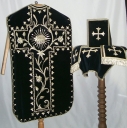 Ornement noir 5 : chasuble, bourse de corporal, étole, manipule, voile de calice (Guipry fusionnée en Guipry-Messac en 2016)