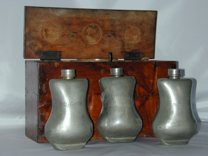 Coffret pour les réserves aux saintes huites et ensemble de 3 réserves aux saintes huiles