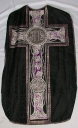 Ornement noir 1 : chasuble, bourse de corporal, manipule, voile de calice