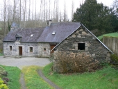 Moulin à farine du Pont au Meign, actuellement maison (Kergrist-Moëlou)