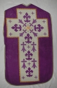 Ornement violet 1 : chasuble, bourse de corporal, étole, manipule, voile de calice (Saint-Pierre-de-Plesguen fusionnée en Mesnil-Roc'h en 2019)