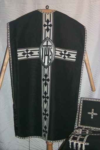 Ornement noir 4 : chasuble, étole, voile de calice, bourse de corporal, manipule (Maure-de-Bretagne fusionnée en Val d'Anast en 2017)