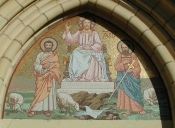 Tympan : Christ bénissant saint Pierre et saint Paul