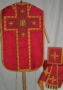 Ornement rouge : chasuble, étole, voile de calice, bourse de corporal