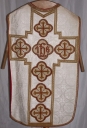 Ornement blanc 1 : chasuble, bourse de corporal, étole, manipule, voile de calice
