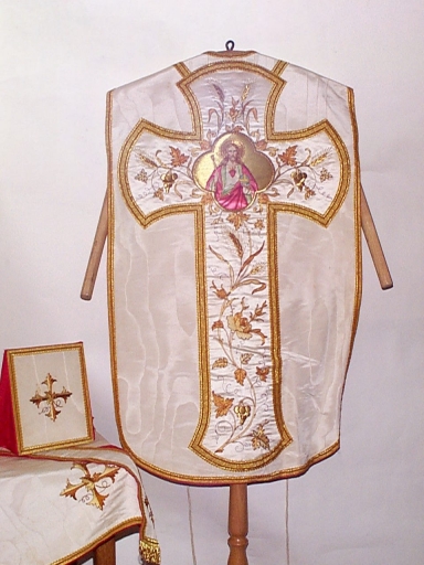 Ornement blanc 1 : chasuble, étole, bourse de corporal, voile de calice, manipule
