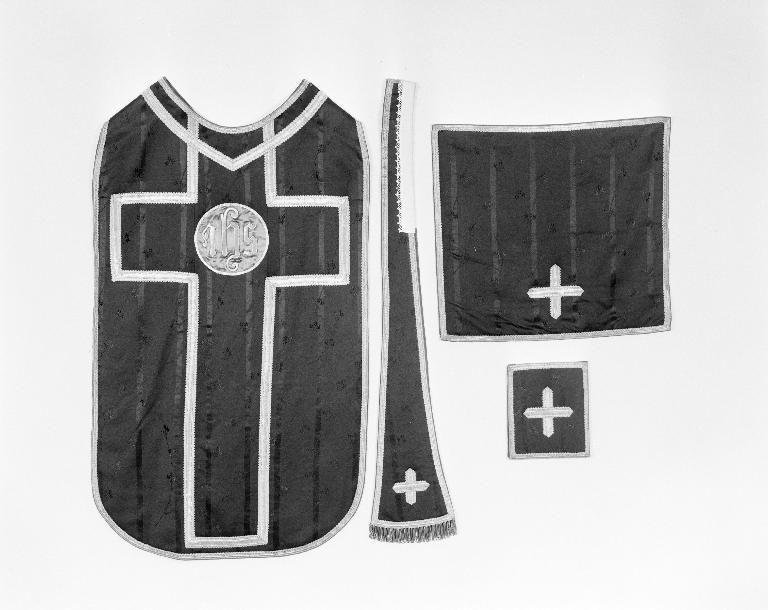 Ornement vert 1 : chasuble, bourse de corporal, étole, voile de calice, basilique Notre-Dame-du-Roncier (Josselin)