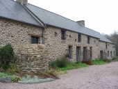 Alignement de maisons, les Réimbriands (Miniac-Morvan)