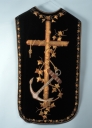 Ornement noir 6 : chasuble, bourse de corporal, étole, manipule, voile de calice (Guipry fusionnée en Guipry-Messac en 2016)