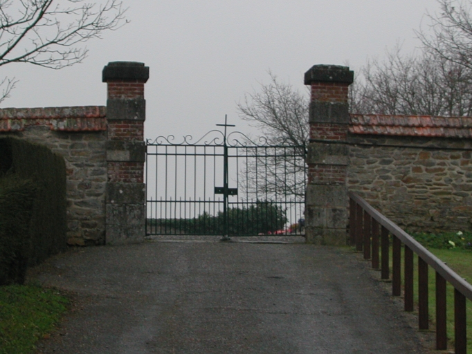 Cimetière, rue de la Gare (Brécé)