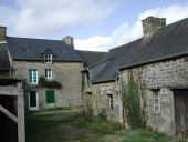 Alignement de maisons, la Ville Briand (Saint-Pierre-de-Plesguen fusionnée en Mesnil-Roc'h en 2019)