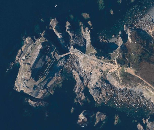 Ensemble fortifié : batteries et casernes, année "1848" de l'îlot des Capucins (Roscanvel)