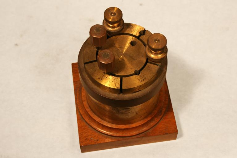 Présentation de la collection d'instruments scientifiques du lycée Émile Zola, Avenue Jean Janvier (Rennes)