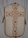 Ornement blanc 3 : chasuble, bourse de corporal, voile de calice