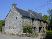 Alignement de deux maisons, la Ville d'Ahaut (Meillac)