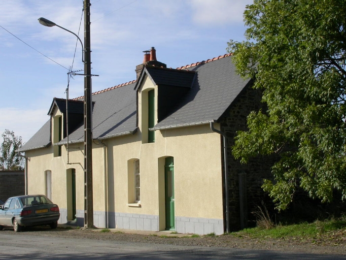 Alignement de deux maisons, route d'Eancé (Chelun)