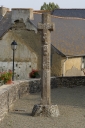 Croix de chemin, place de l'église (La Baussaine)