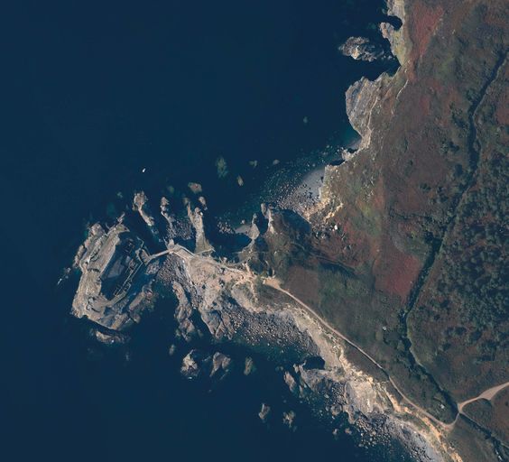 Ensemble fortifié : batteries et casernes, année "1848" de l'îlot des Capucins (Roscanvel)