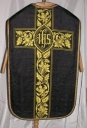 Ornement noir : chasuble, étole, manipule, voile de calice
