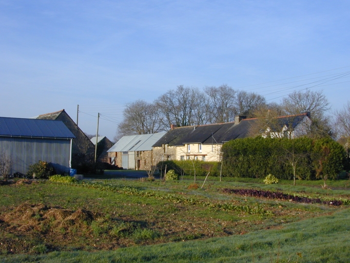 Alignement de cinq maisons et fermes, Bréhily (Pipriac)