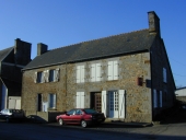 Alignement de deux maisons, rue du Menhir (Cuguen)