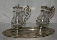 Paire de burettes et leur plateau